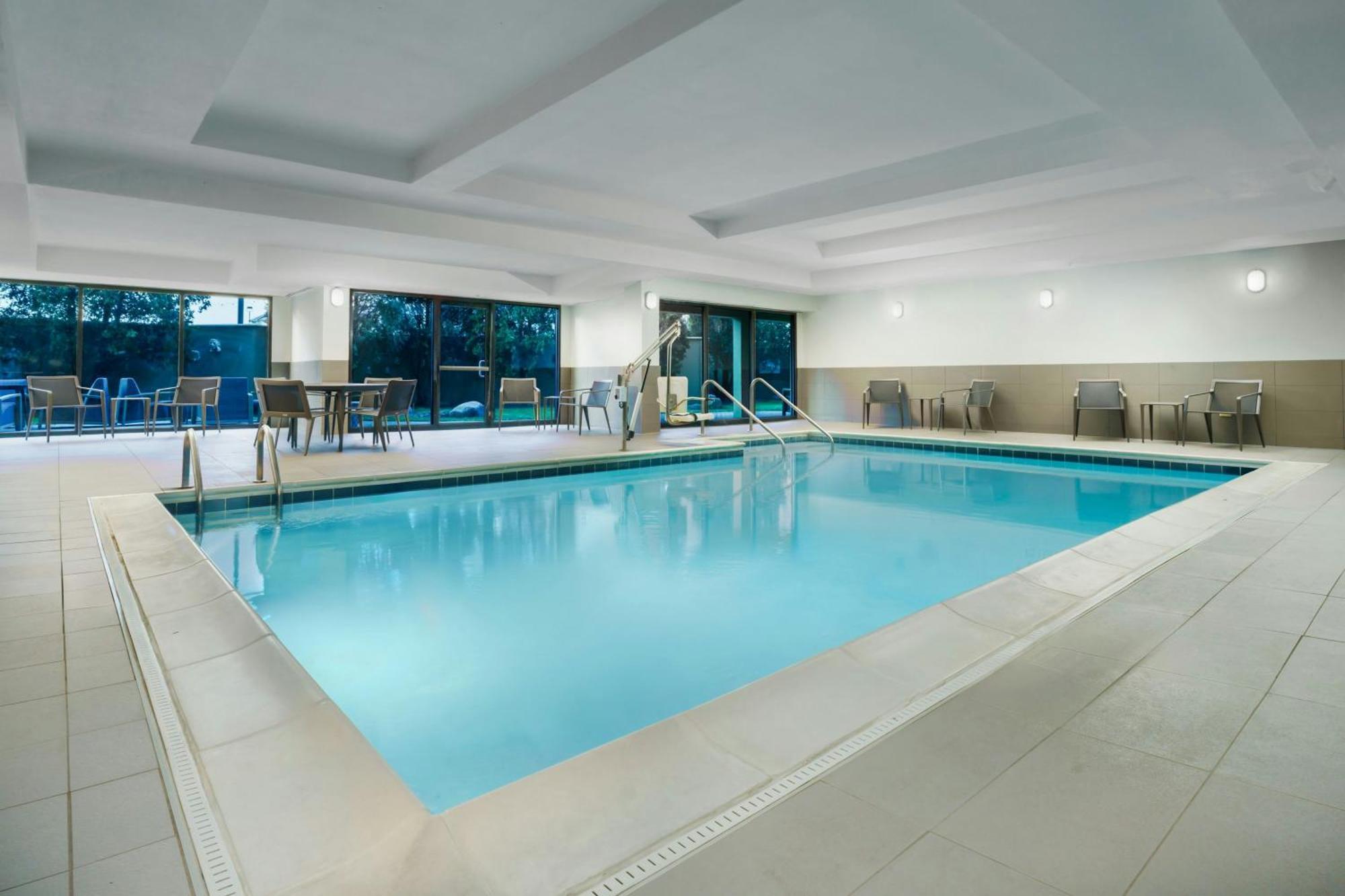 Courtyard Chicago Midway Airport Hotel Bedford Park Екстериор снимка